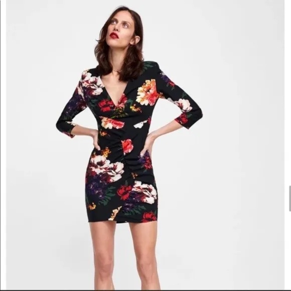 Brand new, with tags, floral Zara dress. Size: xs.